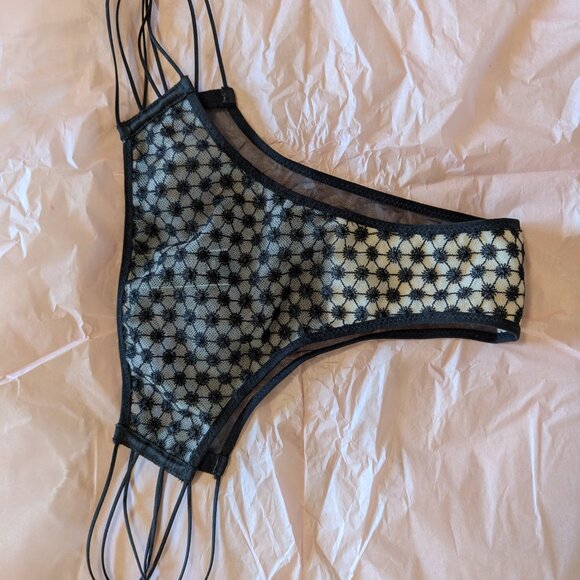 Victoria's Secret Black Lack Thongs Lot of 2 NWT - Picture 2 of 8